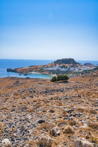 Krajina Lindos Záliv Modrým Středomořským Mořem Pohled Vrcholu Akropolu — Stock fotografie