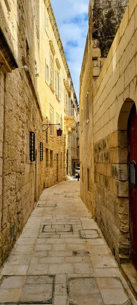 Pionowe Ujęcie Wąskiego Chodnika Pomiędzy Budynkami Mdina Malta — Zdjęcie stockowe