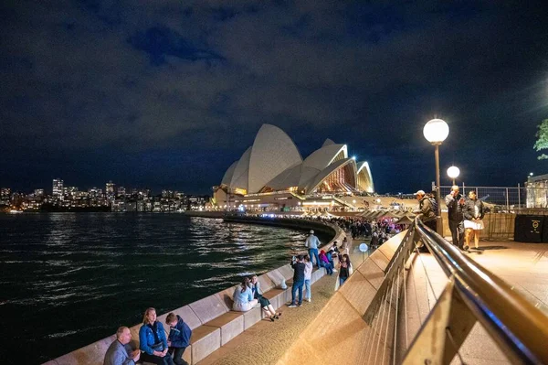 Sydney Opera House Noche Con Gente Paseo Marítimo —  Fotos de Stock