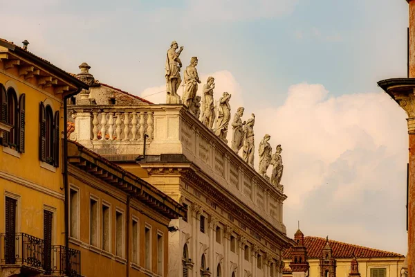 Close Esculturas Topo Palácio Canossa Palazzo Canossa Verona Itália — Fotografia de Stock