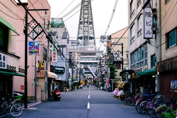 Uitzicht Een Straat Osaka Japan Met Tsutenkaku Toren Achtergrond — Stockfoto
