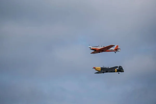 Zdjęcie Lotnicze Dwóch Samolotów Przeciwko Ponurym Chmurom Międzynarodowych Targach Lotniczych — Zdjęcie stockowe