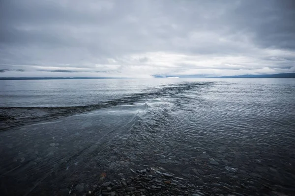 Minimalistický Pohled Klidné Moře Zamračený Den — Stock fotografie