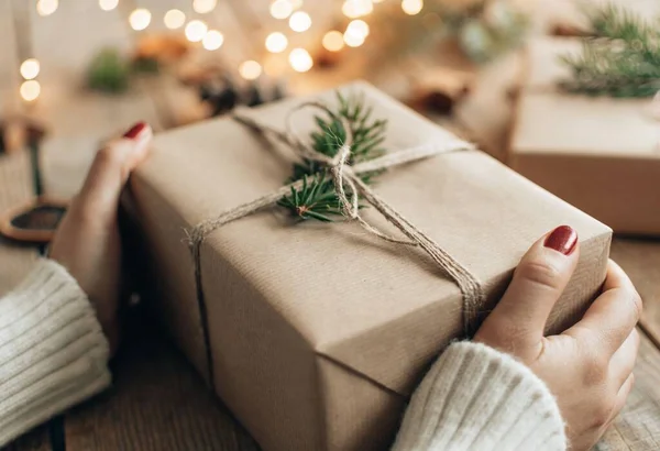 Photo Gros Plan Des Mains Tenant Cadeau Noël Enveloppé Dans — Photo