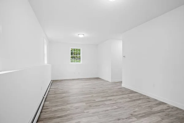 Quarto Moderno Branco Sem Mobília Com Pequenas Janelas — Fotografia de Stock