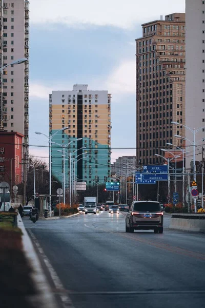 住宅のある都市の道路の垂直ショット — ストック写真