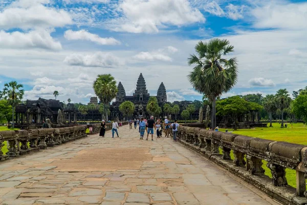 Turisti Che Visitano Antico Tempio Principale Angkor Wat Una Giornata — Foto Stock