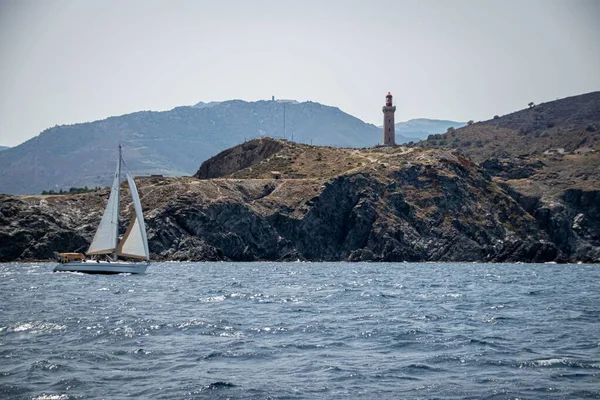 Mar Com Navio Porto Rochoso Coberto Com Farol Cap Bear — Fotografia de Stock