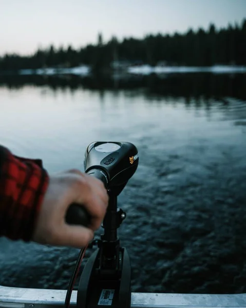 瑞典春天清晨 一位渔夫在湖中拖曳的特写镜头 — 图库照片