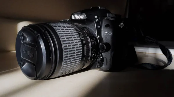 Primer Plano Una Cámara Digital Nikon D7000 Profesional Sobre Una —  Fotos de Stock