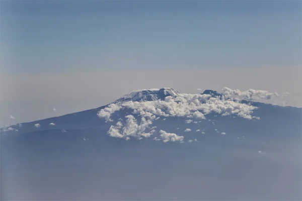 Widok Lotu Ptaka Śnieżnego Szczytu Góry — Zdjęcie stockowe