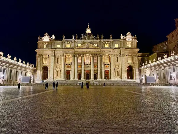 Oświetlona Bazylika Piotra Watykanie Zdobyta Wieczorem Ludźmi Pobliżu — Zdjęcie stockowe