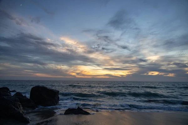 Okyanus Kayalık Sahil Üzerinde Canlı Bir Gün Batımı — Stok fotoğraf