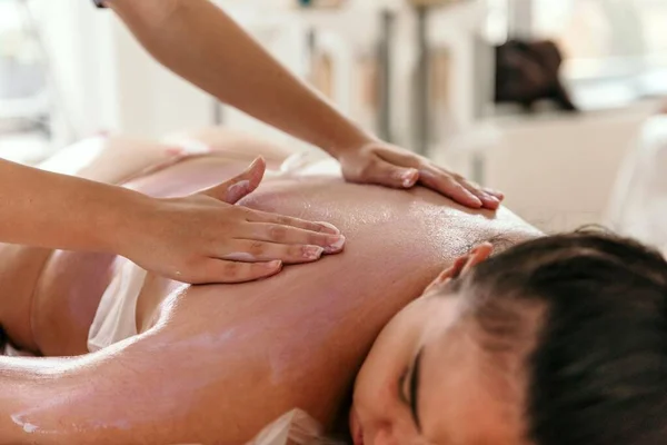 Primo Piano Foto Ritagliata Massaggiatrice Facendo Massaggio Alla Schiena Giovane — Foto Stock