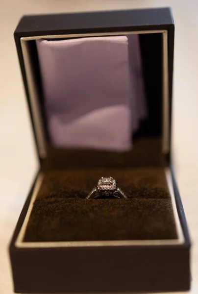 Close Anel Casamento Com Uma Pedra Diamante Uma Caixa Preta — Fotografia de Stock