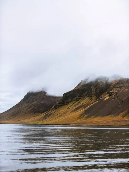 Білий Густий Туман Вкриває Прибережні Гори Ісландія — стокове фото