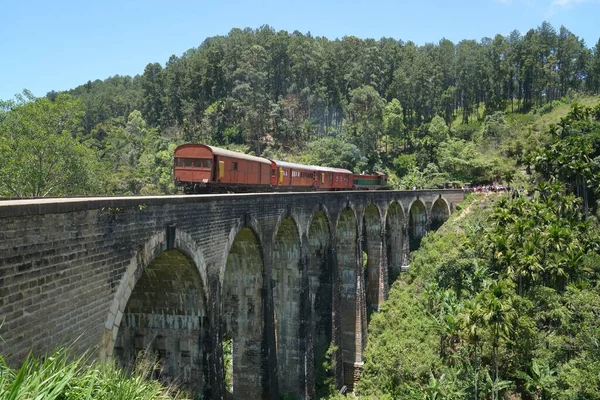 Train Passing Nine Arch Bridge Blue Sky Background Sri Lanka — Stock Photo, Image