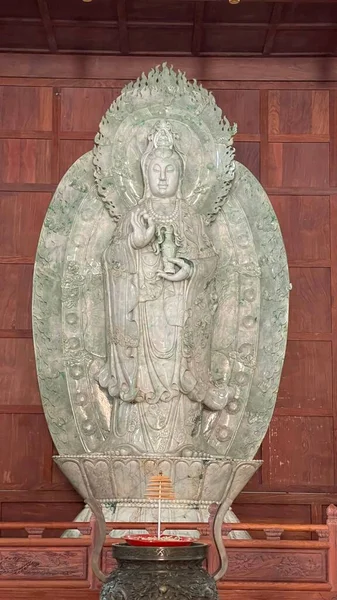 Colpo Verticale Antica Statua Nel Tempio Baohua Usa — Foto Stock