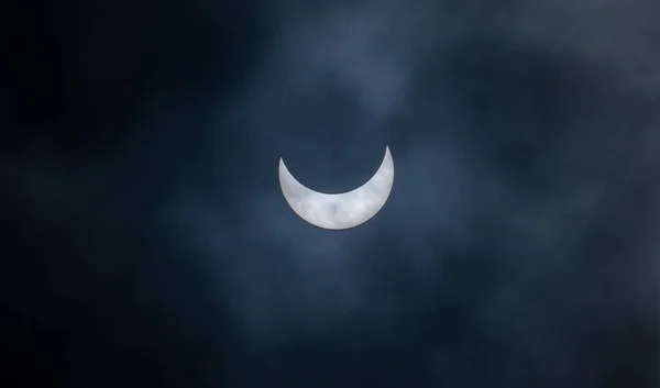 Une Éclipse Solaire Dans Ciel Nuageux — Photo