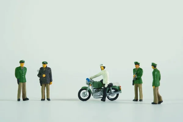 Närbild Bild Miniatyr Militär Och Man Motorcykel Figurer Isolerad Vit — Stockfoto
