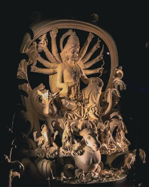 Vertikální Detailní Záběr Sochy Bohyně Durgy Tmavém Pozadí — Stock fotografie