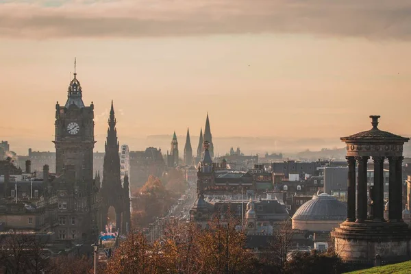 苏格兰爱丁堡斯科特纪念碑和亚瑟座位的鸟瞰图 — 图库照片