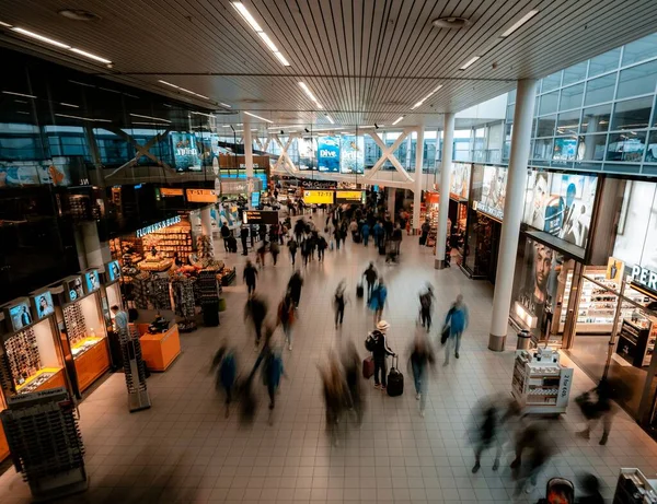 アムステルダムのスキポール空港の人々の眺め — ストック写真