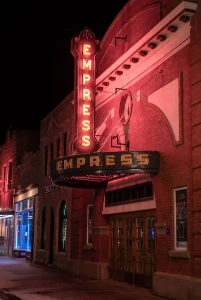 Μια Κάθετη Φωτογραφία Του Empress Theater Βρίσκεται Στο Fort Macleod — Φωτογραφία Αρχείου