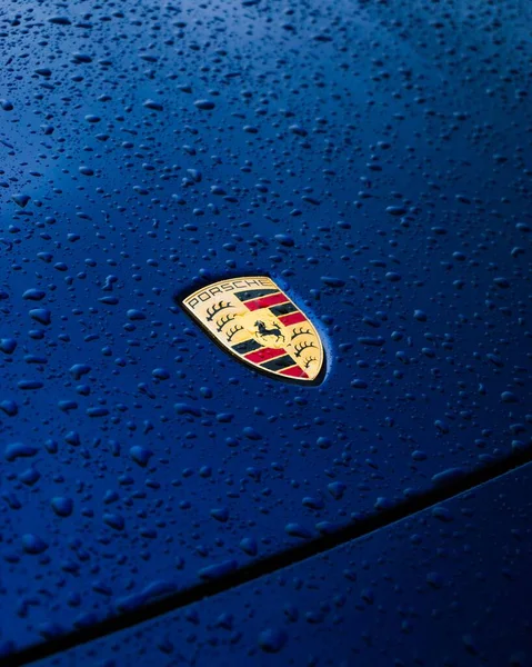 Porsche 911 Carrera Első Jelvényének Függőleges Közelsége Kék Autó Felszíne — Stock Fotó