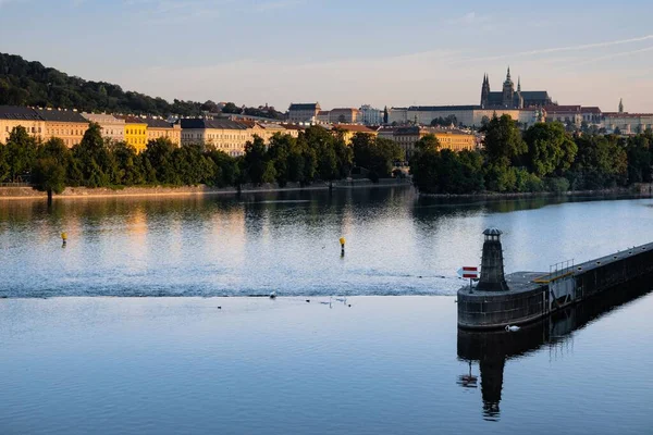 日出时布拉格城堡和Vltava河的风景 — 图库照片