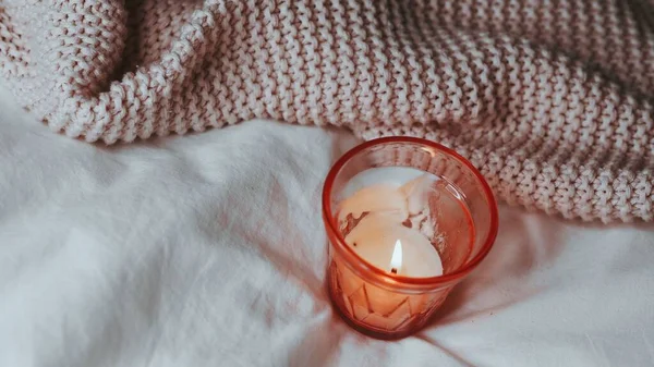 Nahaufnahme Einer Schönen Kerze Auf Weißem Hintergrund — Stockfoto