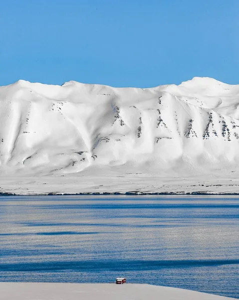 Naturskön Utsikt Över Snöiga Berg Den Arktiska Kusten Island — Stockfoto