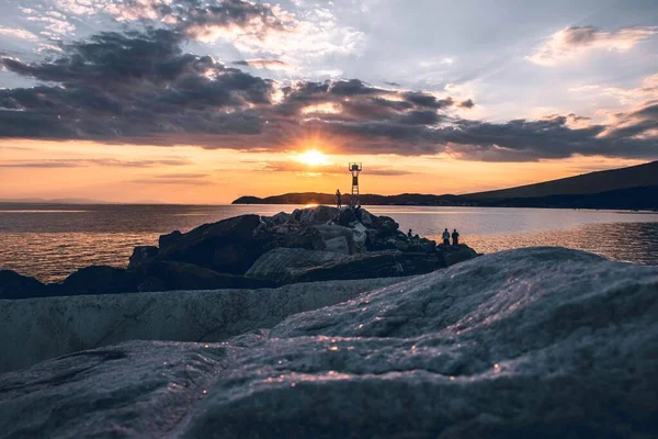 Zeegezicht Met Zon Reflectie Grote Rotsen Kalme Egeïsche Zee Thasos — Stockfoto