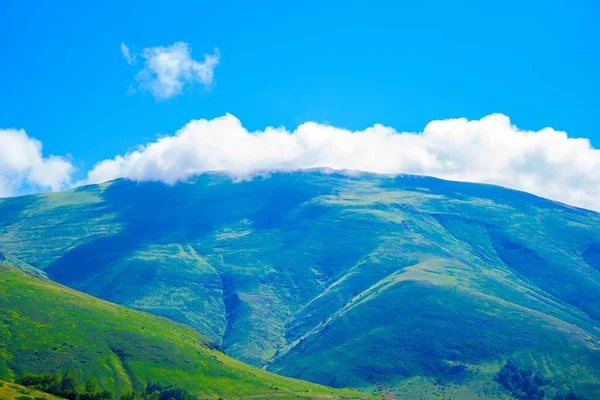 Вид Зеленые Холмы Голубое Небо — стоковое фото
