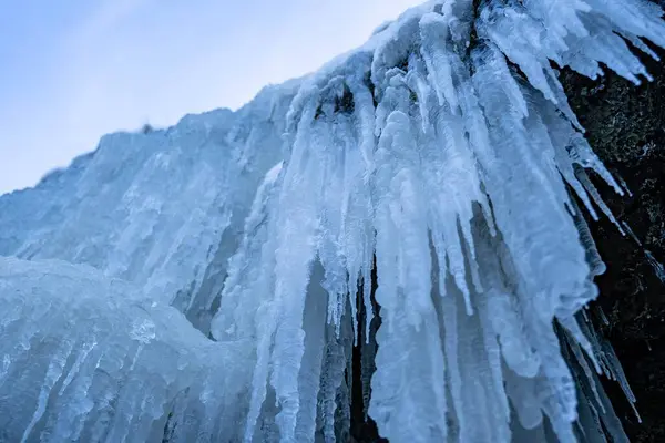 Una Toma Bajo Ángulo Cascada Congelada —  Fotos de Stock