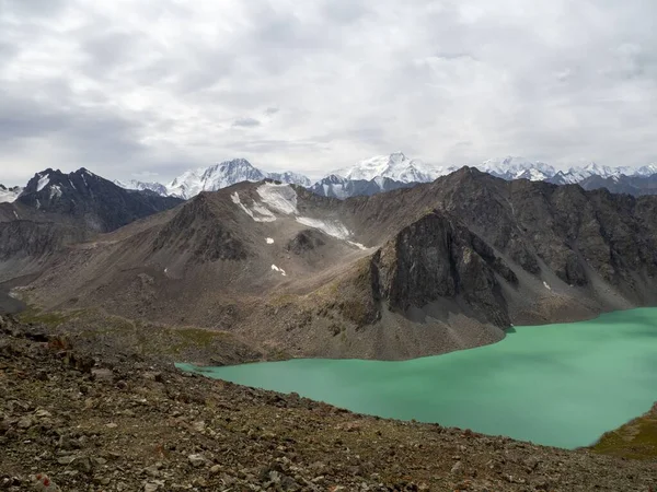Uma Bela Foto Lago Ala Kol Cercado Por Montanhas Quirguistão — Fotografia de Stock