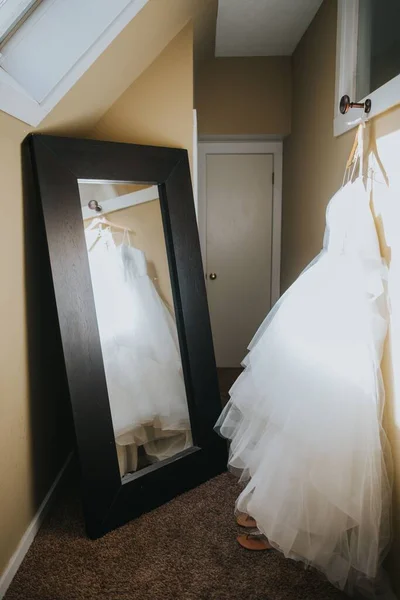 Вертикаль Красивого Белого Платья Невест Висела Перед Зеркалом — стоковое фото