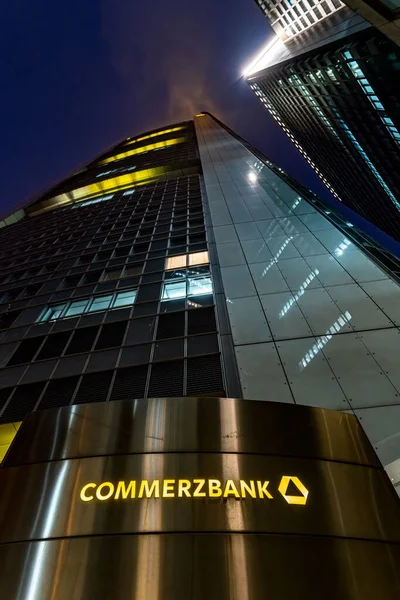 Tiro Ângulo Baixo Edifício Commerzbank Noite — Fotografia de Stock