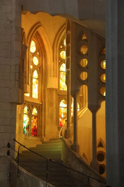 Kaunis Sisustus Kuuluisa Sagrada Familia Kirkko Barcelonassa Kaarevat Sarakkeet — kuvapankkivalokuva