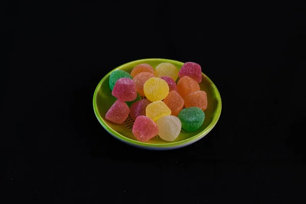 Kleurrijke Snoepjes Een Plaat Geïsoleerd Zwarte Achtergrond — Stockfoto