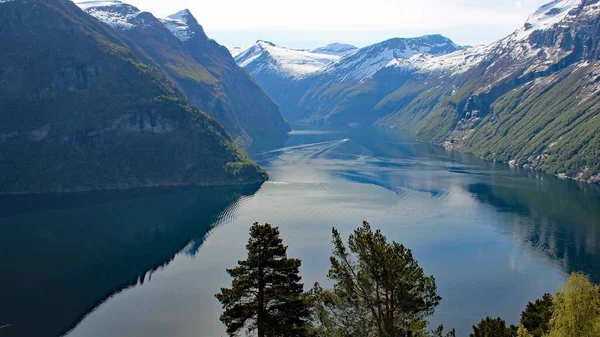 Pohled Vodní Hladinu Fjordu Okolní Horské Masivy — Stock fotografie