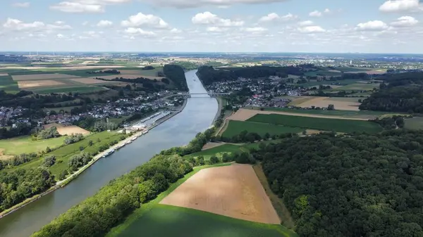 Widok Powietrza Rzeki Przechodzącej Między Pięknymi Krajobrazami Farmie — Zdjęcie stockowe