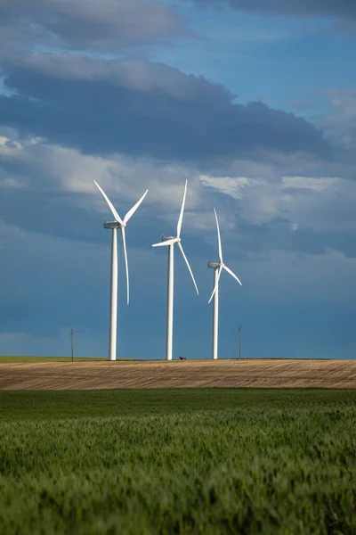 Pionowy Strzał Wind Turbine Towers Pod Błękitnym Niebem Wsi Oregon — Zdjęcie stockowe