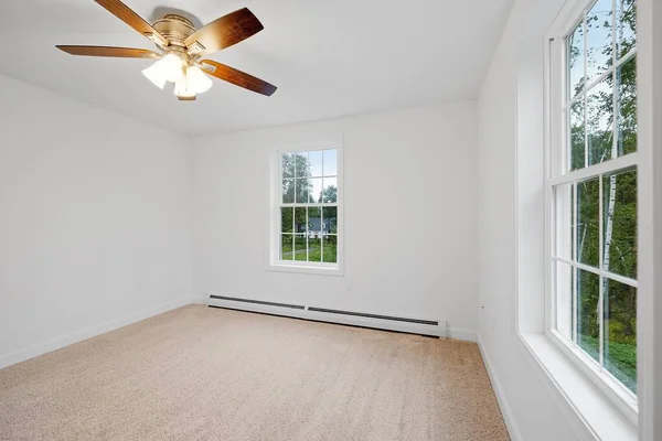 Ein Raum Einem Neu Errichteten Haus Mit Weißen Wänden Einem — Stockfoto