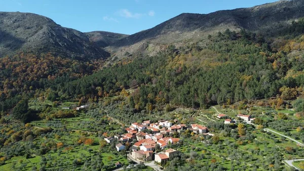 秋天被茂密的植物和小山环绕着的小村子迷人的景象 — 图库照片