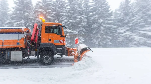 Németországi Grosser Feldbergben Egy Hóekét Vastag Fákkal Körülvéve — Stock Fotó