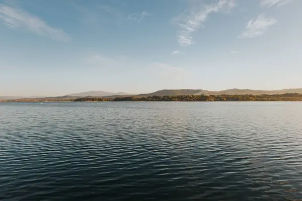 Vacker Lugn Sjö Med Berg Bakgrunden — Stockfoto