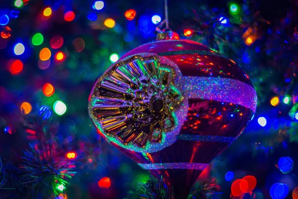 Bulanık Arka Planda Renkli Işıklandırmalı Bir Noel Ağacı Oyuncağının Yakın — Stok fotoğraf