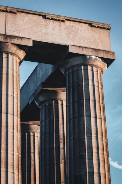 Skoçya Ulusal Anıtı Nın Dikey Bir Görüntüsü Arka Planda Mavi — Stok fotoğraf