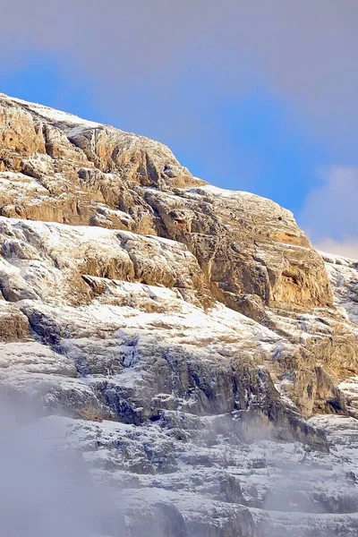 Vertikální Záběr Skalnaté Hory Sněhu Pod Jasně Modrou Oblohou Mraky — Stock fotografie